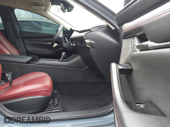 2022 Mazda 3 Carbon Edition z VIN 3MZBPACL2NM310491, wystawiony jako IAAI lot #41981966 z przebiegiem 50 314 mil mil oraz . Historia ofert i sprzedaży dostępna na DreamBid. Obrazek 5.