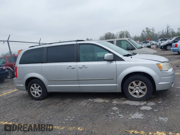 2010 Chrysler Town & Country Touring z VIN 2A4RR5D12AR265985, wystawiony jako IAAI lot #41970445 z przebiegiem 125 635 mil mil oraz . Historia ofert i sprzedaży dostępna na DreamBid. Obrazek 13.