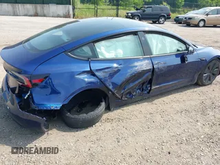 2025 Tesla Model 3 Long Range z VIN 5YJ3E1EB6SF874419, wystawiony jako IAAI lot #42422443 z przebiegiem 11 681 mil mil oraz . Historia ofert i sprzedaży dostępna na DreamBid. Obrazek 4.
