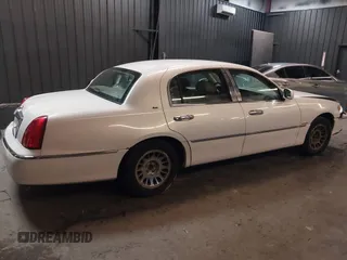 2001 Lincoln Town Car Cartier z VIN 1LNHM83W51Y609962, wystawiony jako IAAI lot #41623323 z przebiegiem 201 799 mil mil oraz . Historia ofert i sprzedaży dostępna na DreamBid. Obrazek 4.