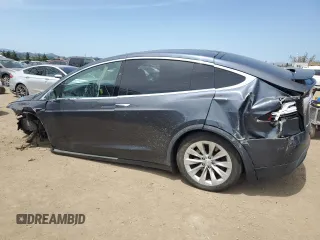 2017 Tesla Model X 90D z VIN 5YJXCDE21HF056145, wystawiony jako Copart lot #55128995 z przebiegiem 86 314 mil mil oraz Szkody całkowita. Historia ofert i sprzedaży dostępna na DreamBid. Obrazek 2.