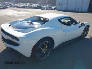 2024 Ferrari 296 GTB z VIN ZFF99SLA6R0303425, wystawiony jako IAAI lot #39193585 z przebiegiem Nie podano mil oraz . Historia ofert i sprzedaży dostępna na DreamBid. Obrazek 4.