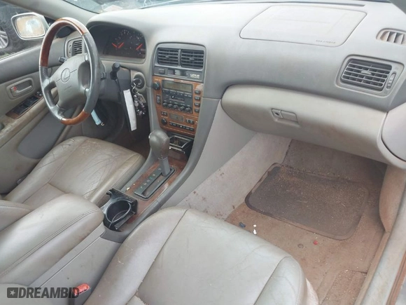 2001 Lexus ES 300 with VIN JT8BF28G010323677, listed as a IAAI auction lot 41032169 with 105,906 mi miles. Bid and sale history available at carsss.com. Image 5.