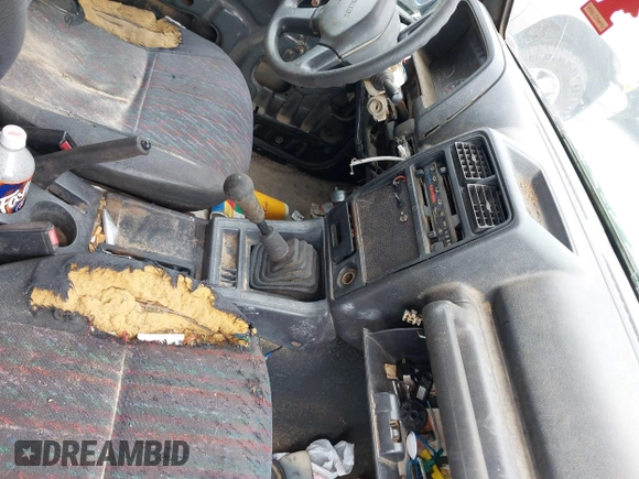 1995 Geo Tracker z VIN 2CNBE18U0S6943292, wystawiony jako IAAI lot #41274067 z przebiegiem Nie podano mil oraz . Historia ofert i sprzedaży dostępna na DreamBid. Obrazek 7.