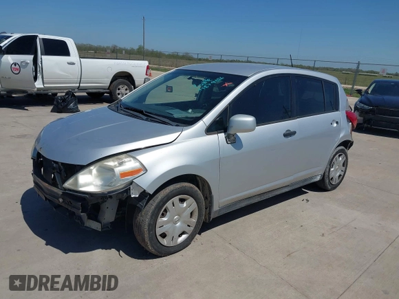 2010 Nissan Versa S z VIN 3N1BC1CP7AL433675, wystawiony jako IAAI lot #41879386 z przebiegiem 219 794 mil mil oraz . Historia ofert i sprzedaży dostępna na DreamBid. Obrazek 2.