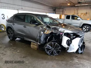 2023 Toyota bZ4X XLE z VIN JTMABACA4PA020538, wystawiony jako Copart lot #81643063 z przebiegiem 4 171 mil mil oraz . Historia ofert i sprzedaży dostępna na DreamBid. Obrazek 4.