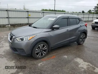 2018 Nissan Kicks SV z VIN 3N1CP5CU4JL524859, wystawiony jako Copart lot #52076795 z przebiegiem 153 509 mil mil oraz Szkoda całkowita • Salvage title. Historia ofert i sprzedaży dostępna na DreamBid. Obrazek 1.