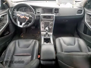 2015 Volvo S60 T5 Drive-E Premier z VIN YV126MFK4F1355600, wystawiony jako Copart lot #54455545 z przebiegiem Nie podano mil oraz Czysty tytuł • Clean title. Historia ofert i sprzedaży dostępna na DreamBid. Obrazek 8.