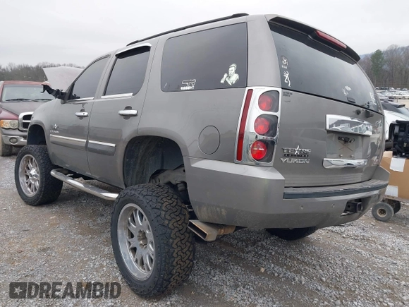 2007 GMC Yukon SLT with VIN 1GKFC13J17J277647, listed as a IAAI auction lot 41455860 with 200,035 mi miles. Bid and sale history available at carsss.com. Image 3.