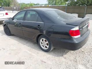 2005 Toyota Camry STD z VIN 4T1BE32K35U016571, wystawiony jako IAAI lot #42496809 z przebiegiem 179 290 mil mil oraz . Historia ofert i sprzedaży dostępna na DreamBid. Obrazek 3.