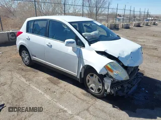 2011 Nissan Versa S z VIN 3N1BC1CP0BL463358, wystawiony jako IAAI lot #41662163 z przebiegiem 147 695 mil mil oraz . Historia ofert i sprzedaży dostępna na DreamBid. Obrazek 1.
