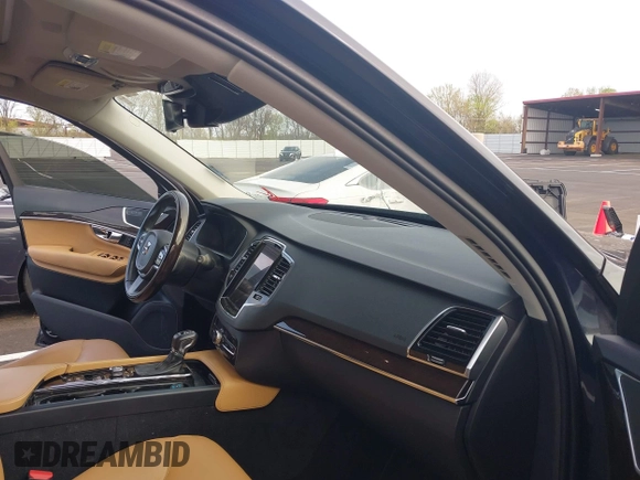 2016 Volvo XC90 T6 Momentum with VIN YV4A22PKXG1045546, listed as a IAAI auction lot 41928078 with 136,790 mi miles. Bid and sale history available at carsss.com. Image 5.
