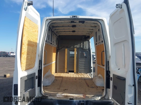 2020 Nissan NV Cargo SV z VIN 1N6BF0LY5LN810818, wystawiony jako IAAI lot #42051143 z przebiegiem 86 560 mil mil oraz . Historia ofert i sprzedaży dostępna na DreamBid. Obrazek 8.