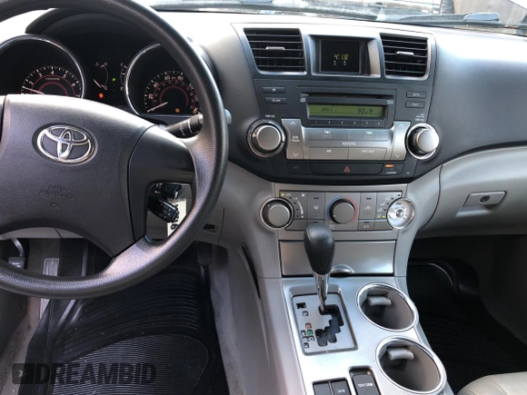 2010 Toyota Highlander with VIN 5TDZK3EH1AS010097, listed as a Copart auction lot 82418184 with 228,242 mi miles and Clean title. Bid and sale history available at DreamBid. Image 9.