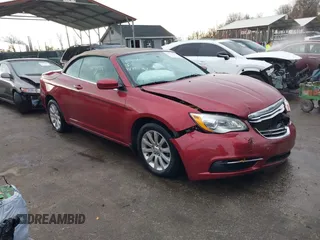2013 Chrysler 200 Touring z VIN 1C3BCBEG1DN504412, wystawiony jako IAAI lot #40974924 z przebiegiem 113 095 mil mil oraz . Historia ofert i sprzedaży dostępna na DreamBid. Obrazek 1.