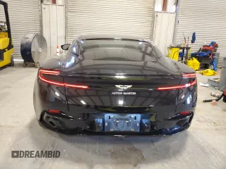2018 Aston Martin DB11 z VIN SCFRMFAV6JGL03707, wystawiony jako Copart lot #81757644 z przebiegiem Nie podano mil oraz Szkody całkowita. Historia ofert i sprzedaży dostępna na DreamBid. Obrazek 6.