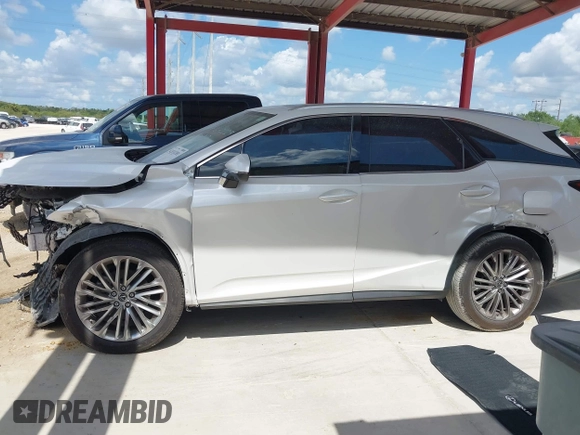 2022 Lexus RX 350L Luxury z VIN JTJJZKEA8N2026796, wystawiony jako IAAI lot #42331201 z przebiegiem 46 865 mil mil oraz . Historia ofert i sprzedaży dostępna na DreamBid. Obrazek 15.