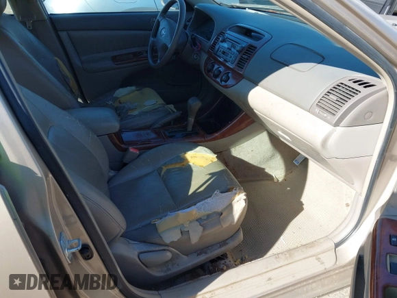 2002 Toyota Camry LE z VIN 4T1BE32K02U051709, wystawiony jako IAAI lot #41485620 z przebiegiem 232 876 mil mil oraz . Historia ofert i sprzedaży dostępna na DreamBid. Obrazek 5.