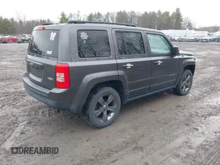 2015 Jeep Patriot High Altitude z VIN 1C4NJRFB8FD177204, wystawiony jako IAAI lot #41972407 z przebiegiem 94 339 mil mil oraz . Historia ofert i sprzedaży dostępna na DreamBid. Obrazek 4.
