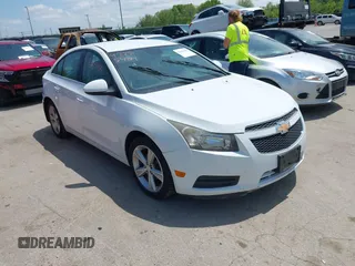 2014 Chevrolet Cruze 2LT z VIN 1G1PE5SBXE7168795, wystawiony jako IAAI lot #42285484 z przebiegiem 104 317 mil mil oraz . Historia ofert i sprzedaży dostępna na DreamBid. Obrazek 1.