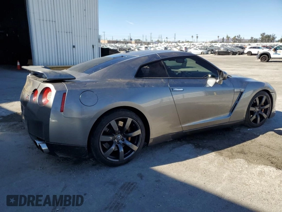 2010 Nissan GT-R Premium с VIN JN1AR5EF5AM231400, выставлен на аукционе Copart как лот 80461074 с пробегом 53 103 миль миль и Списание • Salvage title. История ставок и продаж доступна на DreamBid. Изображение 3.