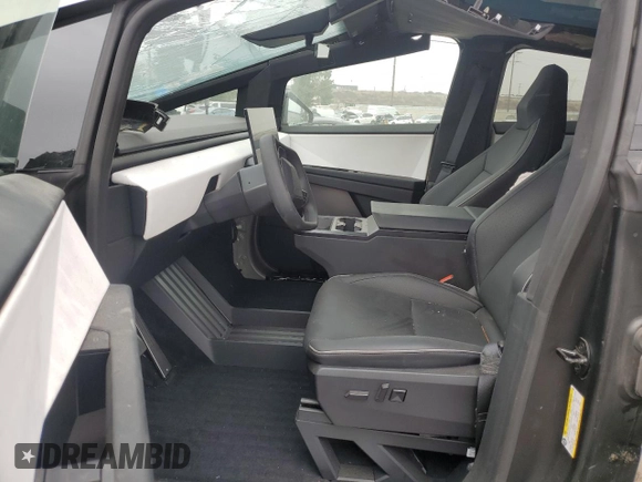 2024 Tesla Cybertruck z VIN 7G2CEHED0RA017009, wystawiony jako Copart lot #71960844 z przebiegiem 4142 mil mil oraz Szkoda całkowita • Salvage title. Historia ofert i sprzedaży dostępna na DreamBid. Obrazek 7.