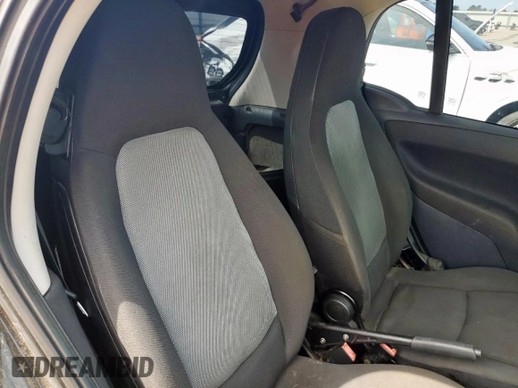 2013 Smart fortwo Pure z VIN WMEEJ3BA8DK684446, wystawiony jako Copart lot #63927965 z przebiegiem 94 604 mil mil oraz Czysty tytuł • Clean title. Historia ofert i sprzedaży dostępna na DreamBid. Obrazek 10.