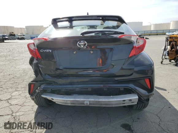2018 Toyota C-HR XLE z VIN NMTKHMBXXJR024077, wystawiony jako Copart lot #53398025 z przebiegiem 97 079 mil mil oraz Szkoda całkowita • Salvage title. Historia ofert i sprzedaży dostępna na DreamBid. Obrazek 6.