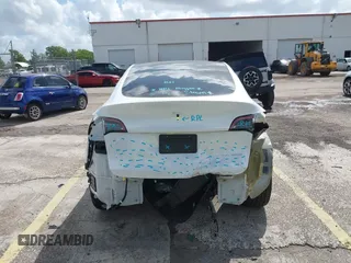 2025 Tesla Model Y Long Range with VIN 7SAYGDEE2SA337378, listed as a IAAI auction lot 41940840 with 1,676 mi miles and . Bid and sale history available at DreamBid. Image 16.