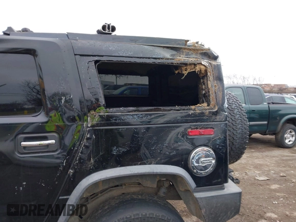 2007 Hummer H2 SUV z VIN 5GRGN23UX7H111093, wystawiony jako IAAI lot #41262675 z przebiegiem Nie podano mil oraz . Historia ofert i sprzedaży dostępna na DreamBid. Obrazek 18.