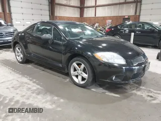 2009 Mitsubishi Eclipse GS z VIN 4A3AK24FX9E013800, wystawiony jako IAAI lot #42525551 z przebiegiem 108 766 mil mil oraz . Historia ofert i sprzedaży dostępna na DreamBid. Obrazek 1.