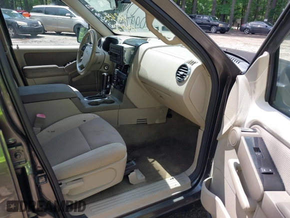 2006 Ford Explorer XLT z VIN 1FMEU73E36UB70375, wystawiony jako IAAI lot #42460992 z przebiegiem 177 637 mil mil oraz . Historia ofert i sprzedaży dostępna na DreamBid. Obrazek 5.