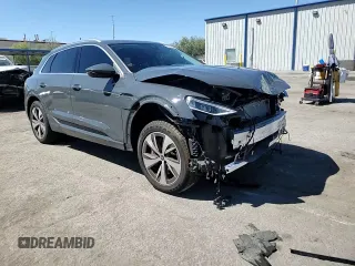 2024 Audi Q8 e-tron Premium Plus z VIN WA15AAGE0RB057434, wystawiony jako Copart lot #68937884 z przebiegiem 1 487 mil mil oraz Szkoda całkowita • Salvage title. Historia ofert i sprzedaży dostępna na DreamBid. Obrazek 14.