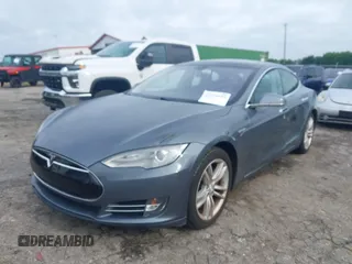 2013 Tesla Model S с VIN 5YJSA1CN4DFP26552, выставлен на аукционе IAAI как лот 42370183 с пробегом Не указан миль и . История ставок и продаж доступна на DreamBid. Изображение 19.