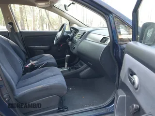 2008 Nissan Versa S z VIN 3N1BC11E08L459840, wystawiony jako IAAI lot #42070824 z przebiegiem 38 686 mil mil oraz . Historia ofert i sprzedaży dostępna na DreamBid. Obrazek 5.