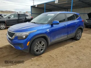 2021 Kia Seltos LX z VIN KNDEPCAA7M7127237, wystawiony jako Copart lot #51066915 z przebiegiem 69 375 mil mil oraz Czysty tytuł • Clean title. Historia ofert i sprzedaży dostępna na DreamBid. Obrazek 1.