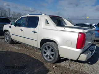 2011 Cadillac Escalade EXT Luxury with VIN 3GYT4MEF3BG221610, listed as a IAAI auction lot 40902182 with 81,580 mi miles. Bid and sale history available at carsss.com. Image 3.