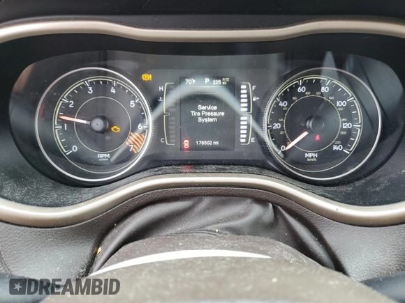2014 Jeep Cherokee Latitude z VIN 1C4PJMCBXEW220587, wystawiony jako Copart lot #54733665 z przebiegiem 176 502 mil mil oraz Szkoda całkowita • Salvage title. Historia ofert i sprzedaży dostępna na DreamBid. Obrazek 9.