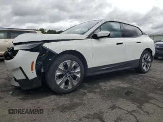 2024 BMW iX xDrive50 z VIN WB523CF0XRCN66098, wystawiony jako Copart lot #55464395 z przebiegiem 18 034 mil mil oraz Szkoda całkowita • Salvage title. Historia ofert i sprzedaży dostępna na DreamBid. Obrazek 1.