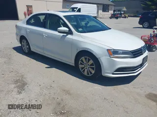 2015 Volkswagen Jetta SE z VIN 3VWD17AJ5FM233468, wystawiony jako IAAI lot #42366037 z przebiegiem 301 992 mil mil oraz . Historia ofert i sprzedaży dostępna na DreamBid. Obrazek 1.