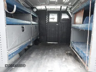 2008 Ford Econoline Cargo Commercial z VIN 1FTNE14W88DA02336, wystawiony jako IAAI lot #42325033 z przebiegiem 196 923 mil mil oraz . Historia ofert i sprzedaży dostępna na DreamBid. Obrazek 8.