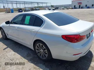 2020 BMW 5 Series 530i z VIN WBAJR3C04LWW68910, wystawiony jako IAAI lot #42430470 z przebiegiem 50 608 mil mil oraz . Historia ofert i sprzedaży dostępna na DreamBid. Obrazek 3.