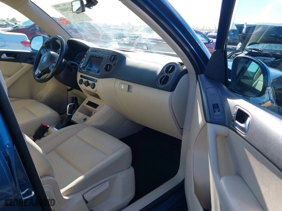 2017 Volkswagen Tiguan S with VIN WVGAV7AX1HW509822, listed as a IAAI auction lot 41625089 with 97,039 mi miles. Bid and sale history available at carsss.com. Image 5.