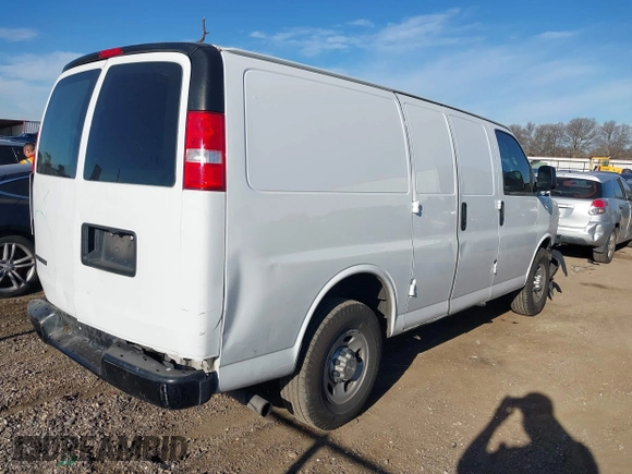 2017 Chevrolet Express Cargo z VIN 1GCWGAFF6H1344137, wystawiony jako IAAI lot #41350780 z przebiegiem 106 207 mil mil oraz . Historia ofert i sprzedaży dostępna na DreamBid. Obrazek 4.