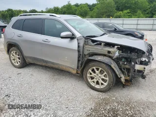 2018 Jeep Cherokee Latitude z VIN 1C4PJLCB1JD566642, wystawiony jako Copart lot #55816365 z przebiegiem 65 433 mil mil oraz Szkoda całkowita • Salvage title. Historia ofert i sprzedaży dostępna na DreamBid. Obrazek 4.