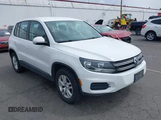 2012 Volkswagen Tiguan S z VIN WVGBV7AX8CW567505, wystawiony jako IAAI lot #42311708 z przebiegiem 127 566 mil mil oraz . Historia ofert i sprzedaży dostępna na DreamBid. Obrazek 1.
