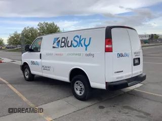 2020 Chevrolet Express Cargo z VIN 1GCWGAFP0L1168297, wystawiony jako IAAI lot #42889581 z przebiegiem 49 189 mil mil oraz . Historia ofert i sprzedaży dostępna na DreamBid. Obrazek 1.