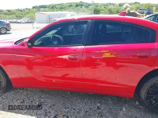 2015 Dodge Charger SXT z VIN 2C3CDXHG1FH916674, wystawiony jako IAAI lot #42168210 z przebiegiem 148 984 mil mil oraz . Historia ofert i sprzedaży dostępna na DreamBid. Obrazek 14.