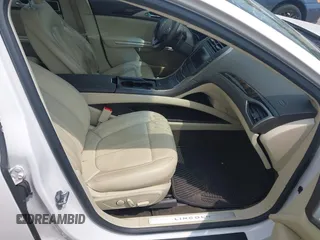 2015 Lincoln MKZ z VIN 3LN6L2G96FR625086, wystawiony jako IAAI lot #42406467 z przebiegiem 24 130 mil mil oraz . Historia ofert i sprzedaży dostępna na DreamBid. Obrazek 5.