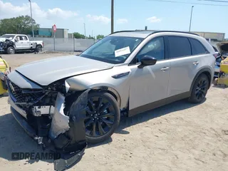 2025 Mazda CX-90 Premium Sport z VIN JM3KKCHA7S1225053, wystawiony jako IAAI lot #42011437 z przebiegiem 259 mil mil oraz . Historia ofert i sprzedaży dostępna na DreamBid. Obrazek 2.